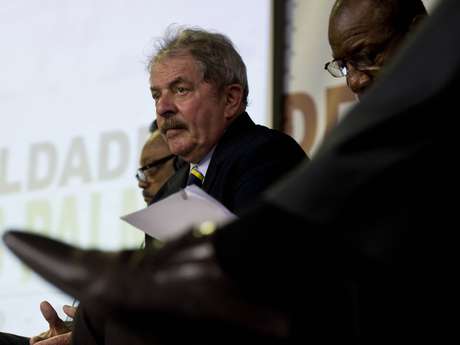 Lula evitou criticar a decisão do STF que decretou a prisão imediata de réus do mensalão Lula evitou criticar a decisão do STF que decretou a prisão imediata de réus do mensalão
