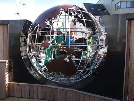 Escultura em formato de globo em New Ross, na Irlanda, cujo fogo em seu interior teve a chama retirada do memorial de Kennedy em Washington Escultura em formato de globo em New Ross, na Irlanda, cujo fogo em seu interior teve a chama retirada do memorial de Kennedy em Washington