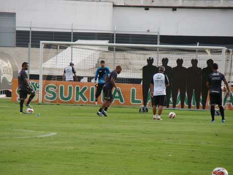 Jogadores da Ponte treinam cobranças de falta Jogadores da Ponte treinam cobranças de falta