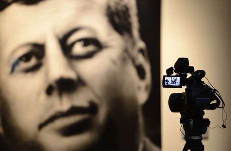 Homenagens a Kennedy no Museu Sixth Floor, em Dallas Homenagens a Kennedy no Museu Sixth Floor, em Dallas