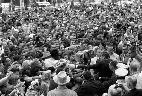 Kennedy é aclamado pela multidão ao deixar hotel, pouco antes de ser assassinado Kennedy é aclamado pela multidão ao deixar hotel, pouco antes de ser assassinado