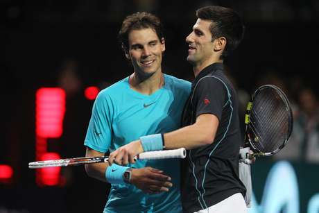 Nadal e Djokovic se cumprimentam após amistoso Nadal e Djokovic se cumprimentam após amistoso