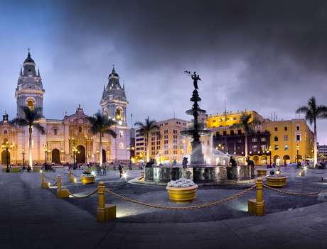 Criada em 1535, a Plaza Mayor de Lima convida o visitante a uma verdadeira viagem pela história do Peru Criada em 1535, a Plaza Mayor de Lima convida o visitante a uma verdadeira viagem pela história do Peru
