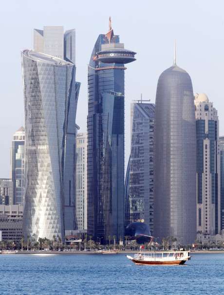 Na lista de 2012 do FMI, que usa o PIB per capita calculado pela Paridade de Poder de Compra, o Qatar aparece em primeiro lugar com 100.889 dólares internacionais. Contudo, o PIB per capita nominal - convertido pela taxa de câmbio - deixa o país na segunda posição, com US$ 104.756 (na foto, a capital Doha) Na lista de 2012 do FMI, que usa o PIB per capita calculado pela Paridade de Poder de Compra, o Qatar aparece em primeiro lugar com 100.889 dólares internacionais. Contudo, o PIB per capita nominal - convertido pela taxa de câmbio - deixa o país na segunda posição, com US$ 104.756 (na foto, a capital Doha)