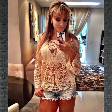 short jeans com blusa transparente