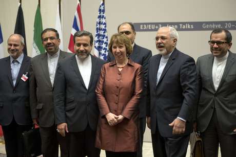 A chanceler europeia, Catherina Ashton (centro), posa ao lado do ministro do Exterior iraniano, Javad Zarif, e da delegação do país após o acordo, em Genebra A chanceler europeia, Catherina Ashton (centro), posa ao lado do ministro do Exterior iraniano, Javad Zarif, e da delegação do país após o acordo, em Genebra