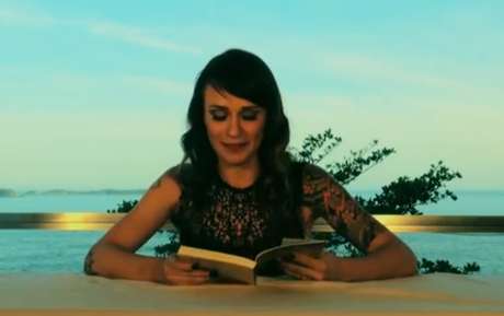 Bianca se diverte enquanto realiza a leitura Bianca se diverte enquanto realiza a leitura