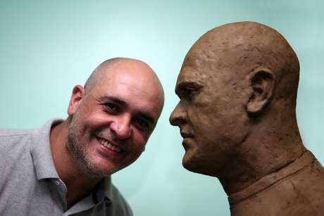 Marcos posa ao lado de molde de argila do busto que ficará exposto no Palestra Itália <p>Marcos posa ao lado de molde de argila do busto que ficará exposto no Palestra Itália</p>