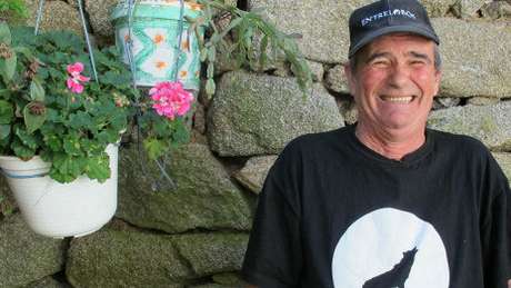 Pantoja não tem animais em sua casa pequena, mas cultiva plantas e um jardim Pantoja não tem animais em sua casa pequena, mas cultiva plantas e um jardim