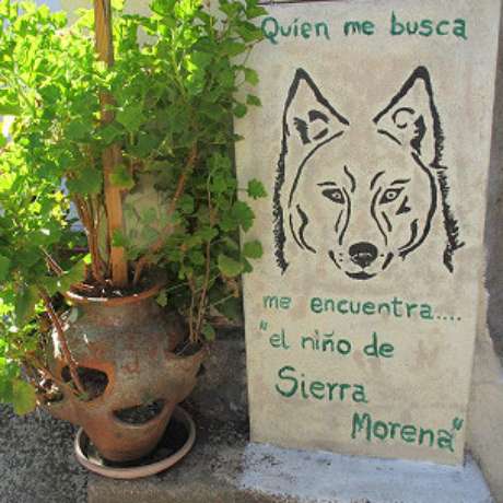 Na entrada da casa, o espanhol se denomina "o menino de Sierra Morena" Na entrada da casa, o espanhol se denomina "o menino de Sierra Morena"