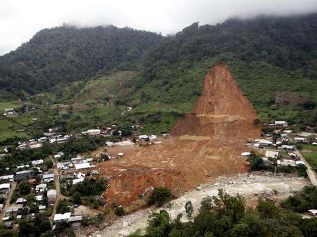 AFP en español <p>Un deslave en la comunidad de La Pintada sepultó a más de 71 personas y 187 casas desaparecieron en la sierra de Atoyac de Álvarez, en la región de la Costa Grande de Guerrero.</p>