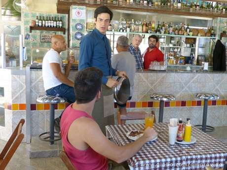 TV Globo / Divulgação Félix se vê obrigado a aceitar o bico de garçom
