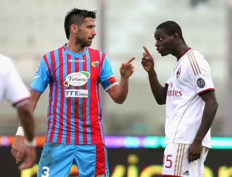 Spolli e Balotelli bateram boca após suposta ofensa racista do jogador do Catania <p>Spolli e Balotelli bateram boca após suposta ofensa racista do jogador do Catania</p>
