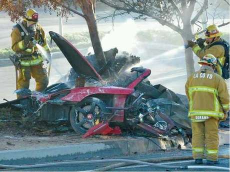 Redes Paul Walker habría perdido el control de su vehículo e impactó en un árbol.