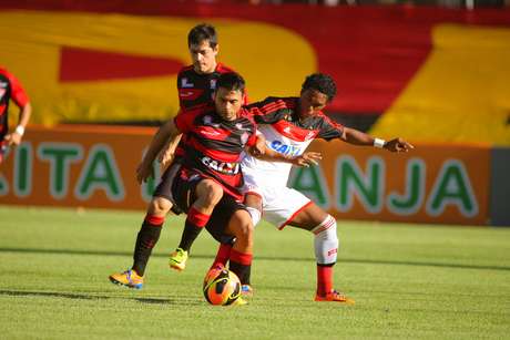Vitória e Flamengo fizeram jogo emocionante no Barradão Vitória e Flamengo fizeram jogo emocionante no Barradão