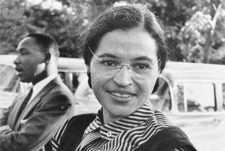 Rosa Parks, com Martin Luther King em segundo plano, em Montgomery, Alabama, em 1955