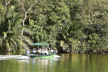 Turistas navegam pelo lago Gatun, que conecta os dois extremos do canal e é cercado por uma floresta tropical que permaneceu praticamente intocada nos últimos 100 anos Turistas navegam pelo lago Gatun, que conecta os dois extremos do canal e é cercado por uma floresta tropical que permaneceu praticamente intocada nos últimos 100 anos