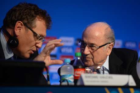 Valcke (esq.) fez ironia e relembrou Copa de 1986, no México, para justificar os jogos às 13h (de Brasília) <p>Valcke (esq.) fez ironia e relembrou Copa de 1986, no México, para justificar os jogos às 13h (de Brasília)</p>