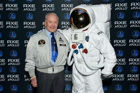 Divulgação <p>O astronauta americano Buzz Aldrin, que foi o segundo homem a caminhar na Lua, acompanhou a seleção de 22 jovens de todo o mundo para realizar o sonho de ir ao espaço em campanha global da AXE</p>