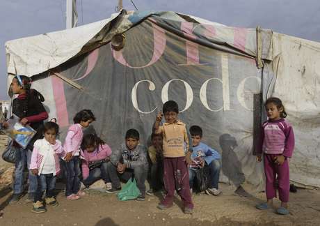AP Crianças sírias em um campo de refugiados no Líbano