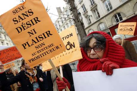 AP Manifestantes se mobilizam a favor da proibição da prostitução em frente à Assembleia Nacional da França, em Paris