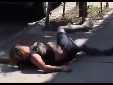 Tomada de Internet / Terra <p>El video muestra el extraño comportamiento de una joven que supuestamente es adicta a esta droga, también denominada droga come carne o droga zombi.</p>