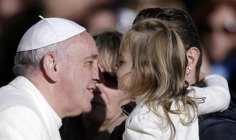 Papa interage com criança antes de sua audiência semanal na Praça São Pedro nesta quarta Papa interage com criança antes de sua audiência semanal na Praça São Pedro nesta quarta