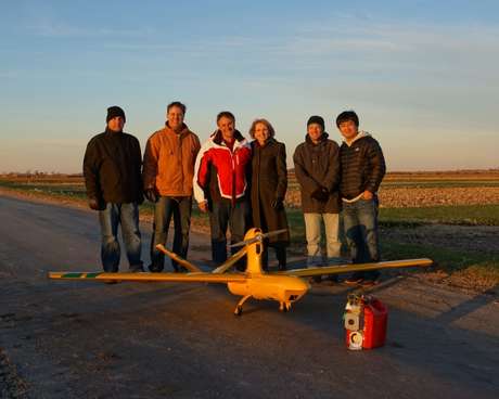 Voo pioneiro de um drone brasileiro nos EUA foi realizado na Fazenda Experimental da Universidade de Purdue <p> Voo pioneiro de um drone brasileiro nos EUA foi realizado na Fazenda Experimental da Universidade de Purdue</p>