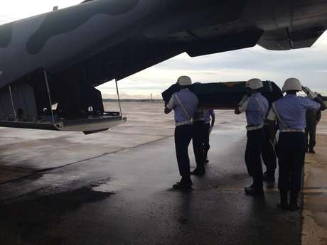 O corpo do ex-presidente João Goulart embarca em um avião da FAB de Brasília para São Borja (RS) O corpo do ex-presidente João Goulart embarca em um avião da FAB de Brasília para São Borja (RS)