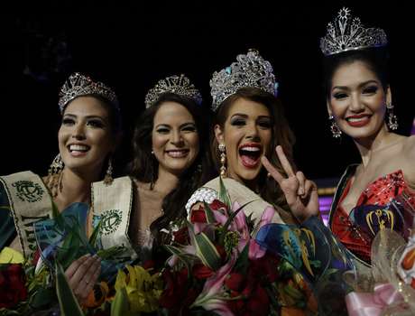 AP La vencedora venezolana con sus tres compañeras con las que llegó a la final.