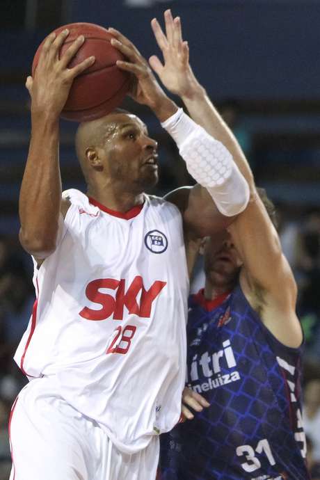 Leandrinho comanda o Pinheiros, que está em segundo lugar na tabela do NBB Leandrinho comanda o Pinheiros, que está em segundo lugar na tabela do NBB