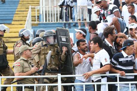 Policiamento tenta conter torcedores do Vasco Policiamento tenta conter torcedores do Vasco