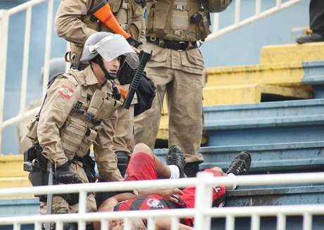 Após alguns minutos de briga, o policiamento enfim apareceu para separar os torcedores Após alguns minutos de briga, o policiamento enfim apareceu para separar os torcedores
