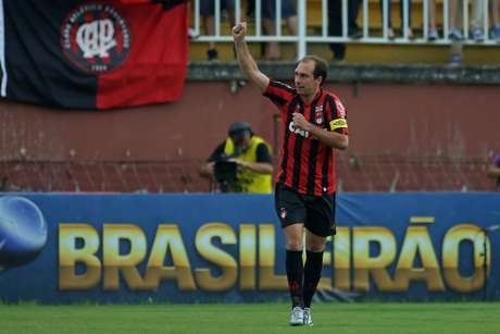Paulo Baier, 39 anos, ainda não assinou sua renovação com o Atlético-PR <p>Paulo Baier, 39 anos, ainda não assinou sua renovação com o Atlético-PR</p>
