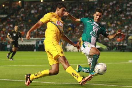 Mexsport Con goles de Mauro Boselli y Miguel Layún, León y América empataron 1-1 en su duelo de temporada regular, celebrado en el Nou Camp en la jornada 3.