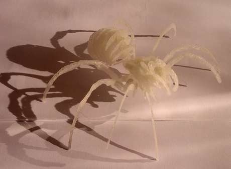 A caneta derrete o plástico, formando uma espécie de "tinta" que seca ao entrar em contato com o ar A caneta derrete o plástico, formando uma espécie de "tinta" que seca ao entrar em contato com o ar