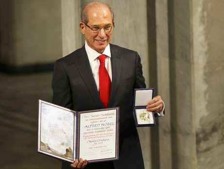 Ahmet Uzumcu recebe o Prêmio Nobel da Paz em Oslo, na Noruega Ahmet Uzumcu recebe o Prêmio Nobel da Paz em Oslo, na Noruega