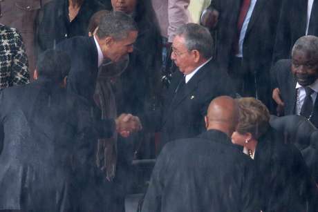 Aperto de mão histórico entre Barack Obama e Raúl Castro Aperto de mão histórico entre Barack Obama e Raúl Castro
