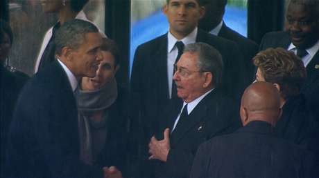 Um momento inusitado do funeral foi o encontro entre o americano Barack Obama e o cubano Raúl Castro Um momento inusitado do funeral foi o encontro entre o americano Barack Obama e o cubano Raúl Castro