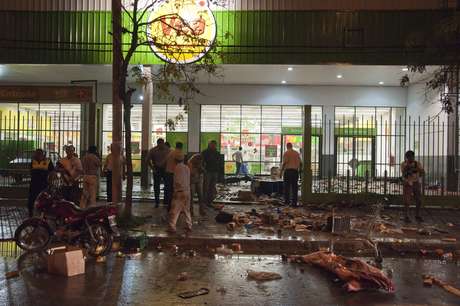 Estragos em frente a loja saqueada em San Miguel de Tucumán <p>Estragos em frente a loja saqueada em San Miguel de Tucumán</p>