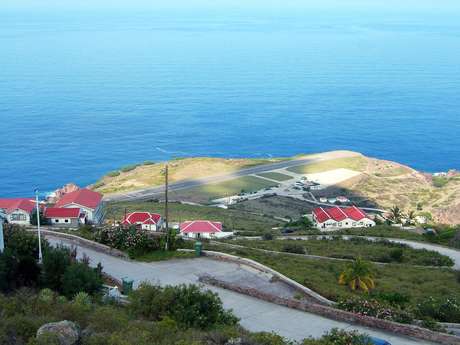 Com apenas 396 metros, a única pista do aeroporto da ilha de Saba, nas Antilhas Holandesas, é a mais curta do planeta Com apenas 396 metros, a única pista do aeroporto da ilha de Saba, nas Antilhas Holandesas, é a mais curta do planeta