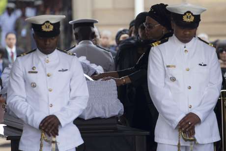 Graça Machel, víuva de Mandela, se despede do marido durante velório no Union Buildings, sede do governo sul-africano em Pretória Graça Machel, víuva de Mandela, se despede do marido durante velório no Union Buildings, sede do governo sul-africano em Pretória