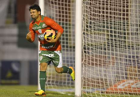 Escalação de Héverton (atuando na foto em jogo contra o Goiás) pode causou rebaixamento da Portuguesa para a Série B <p>Escalação de Héverton (atuando na foto em jogo contra o Goiás) pode causou rebaixamento da Portuguesa para a Série B</p>