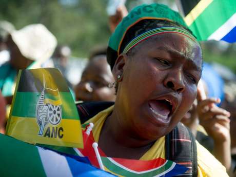Público se reúne do lado de fora do Union Buildings, sede do governo sul-africano em Pretória, para saudar o corpo de Mandela Público se reúne do lado de fora do Union Buildings, sede do governo sul-africano em Pretória, para saudar o corpo de Mandela