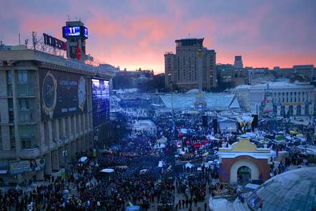 Movimentação de policiais e manifestantes na Praça da Independência, em Kiev <p>Movimentação de policiais e manifestantes na Praça da Independência, em Kiev</p>