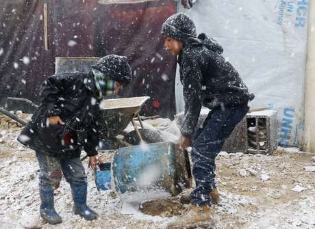 Crianças tentam carregar gás de cozinha em acampamento de refugiados montado na cidade de Zahle Crianças tentam carregar gás de cozinha em acampamento de refugiados montado na cidade de Zahle