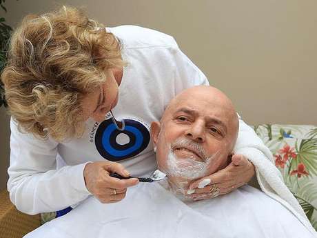 Ex-fumante, Lula foi diagnosticado um tumor maligno na laringe em outubro de 2011 <p>Ex-fumante, Lula foi diagnosticado um tumor maligno na laringe em outubro de 2011</p>