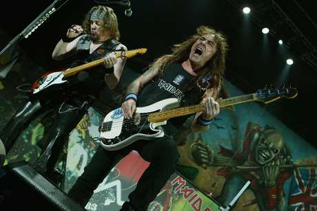 Getty Images O baixista Steve Harris (em primeiro plano) em show do sexteto ao lado do guitarrista Adrian Smith