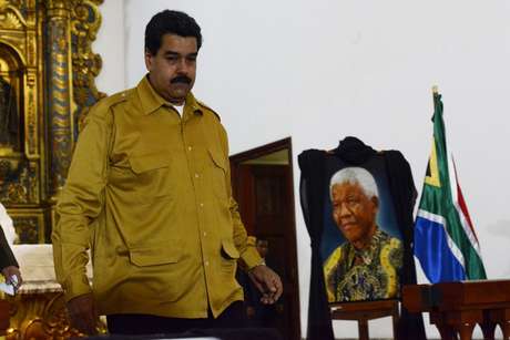Maduro presta homenagem a Mandela durante missa em Caracas Maduro presta homenagem a Mandela durante missa em Caracas