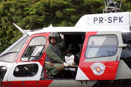 A vítima foi socorrida pelo helicóptero Águia da Polícia Militar A vítima foi socorrida pelo helicóptero Águia da Polícia Militar